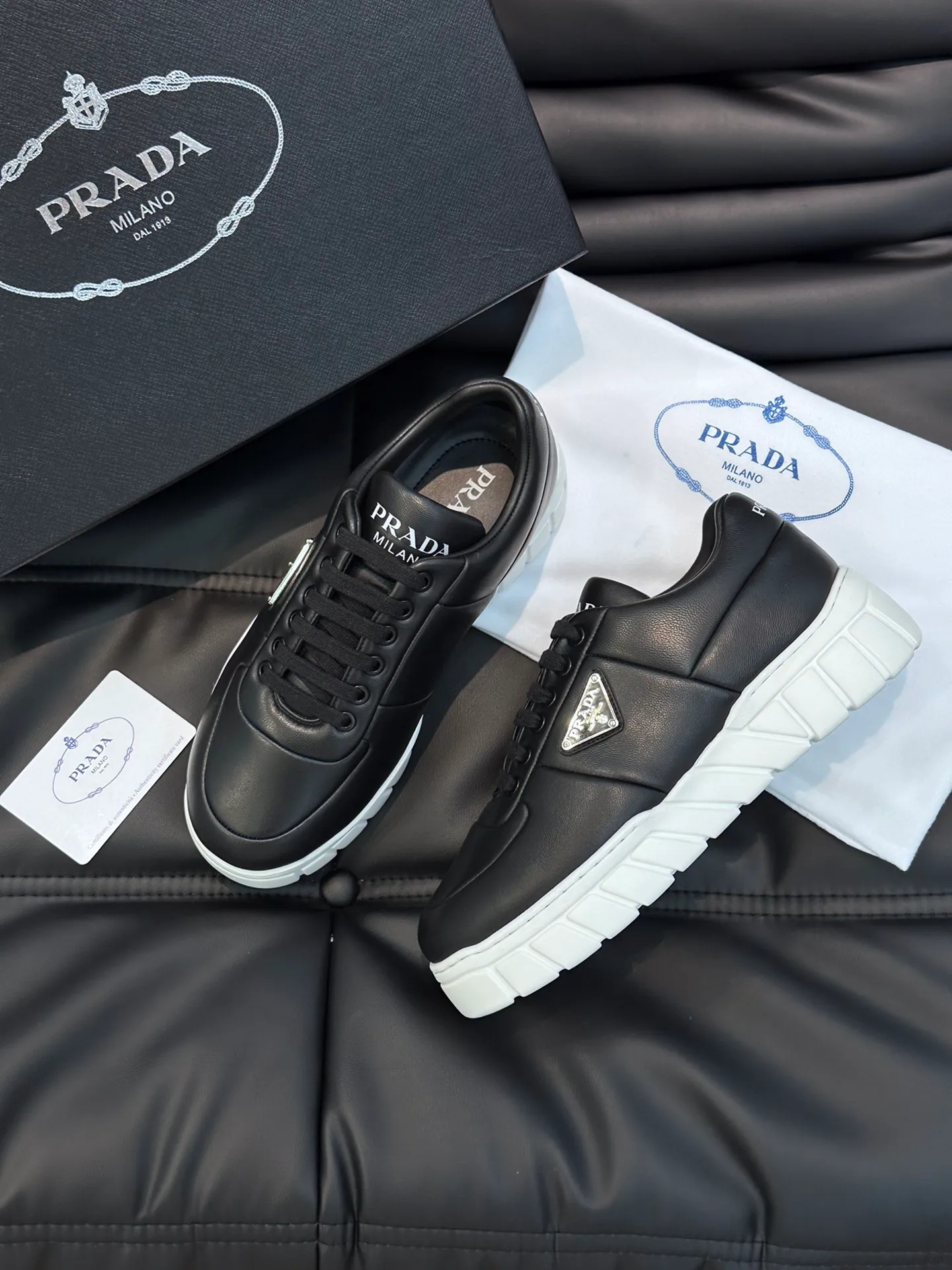 Men's shoes 💰p400 "Men's shoes 💰pRAD*" Men's shoes 💰prad* high-end men's thick-soled casual sports shoes, the details are perfectly replica of the original version, made of imported matte cowhide, full of texture, full calfskin lining, breathable and comfortable, men's shoes 💰p's classic black and white enamel metal logo decoration, all interpreting the brand style Genuine leather tongue Men's shoes on the tongue and heel 💰pRADA letter badges are embellished to show the brand style. Lightweight concave and convex pattern rubber outsole. Lightweight and increased by about 4CM. Excellent foot feel. Comfortable and breathable. Comes with original packaging. Size: 38-44